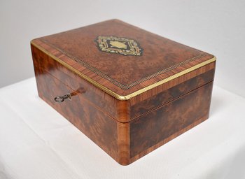  Pretty Rectangular Box in Thuja Burl, Napoleon III period - 1900