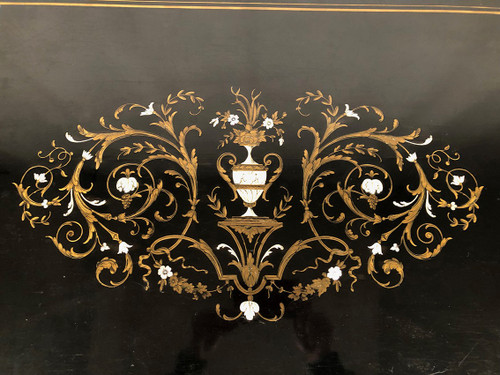 Schwarz lackierter Holztisch mit zentralem Dekor mit Messingintarsien, Napoleon III.