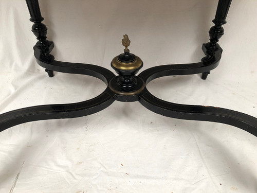 Schwarz lackierter Holztisch mit zentralem Dekor mit Messingintarsien, Napoleon III.