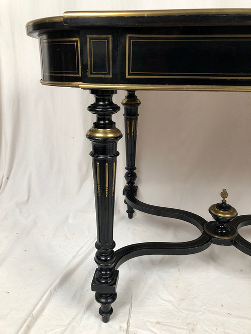 Schwarz lackierter Holztisch mit zentralem Dekor mit Messingintarsien, Napoleon III.