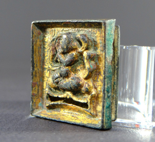 Chine Dynastie Tang (618-907), Plaque De Ceinture En Bronze Doré, Décorée d'Un Musicien.