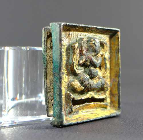 Chine Dynastie Tang (618-907), Plaque De Ceinture En Bronze Doré, Décorée d'Un Musicien.