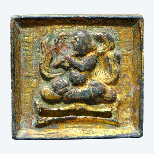 Chine Dynastie Tang (618-907), Plaque De Ceinture En Bronze Doré, Décorée d'Un Musicien.