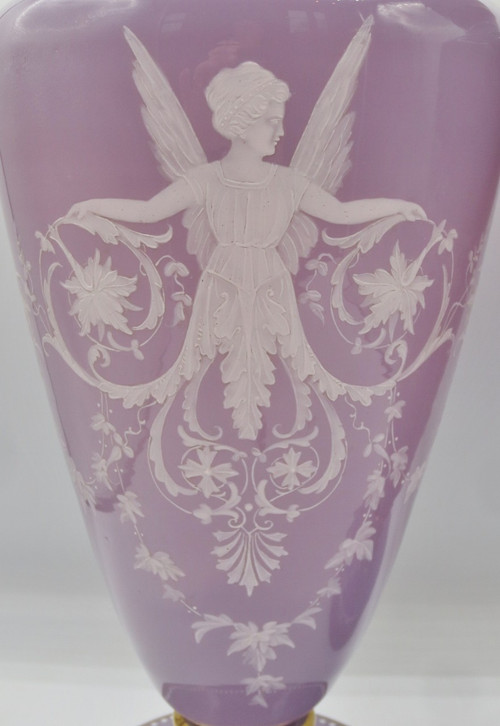 Paire de vases en opaline, XIXe siècle. 