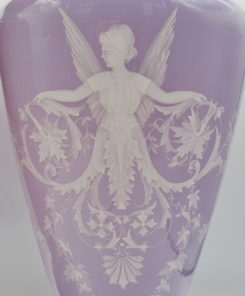 Paire de vases en opaline, XIXe siècle. 