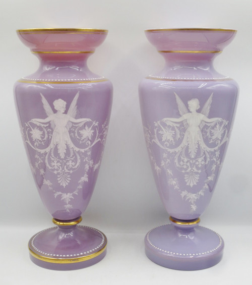 Paire de vases en opaline, XIXe siècle. 