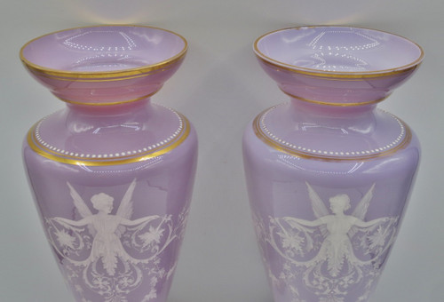 Paire de vases en opaline, XIXe siècle. 