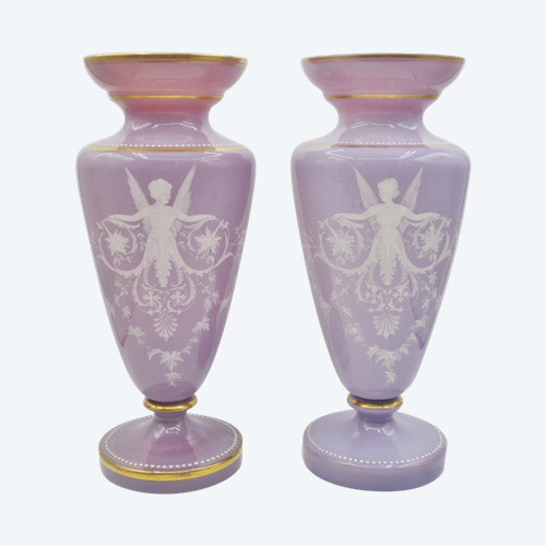 Paire de vases en opaline, XIXe siècle. 