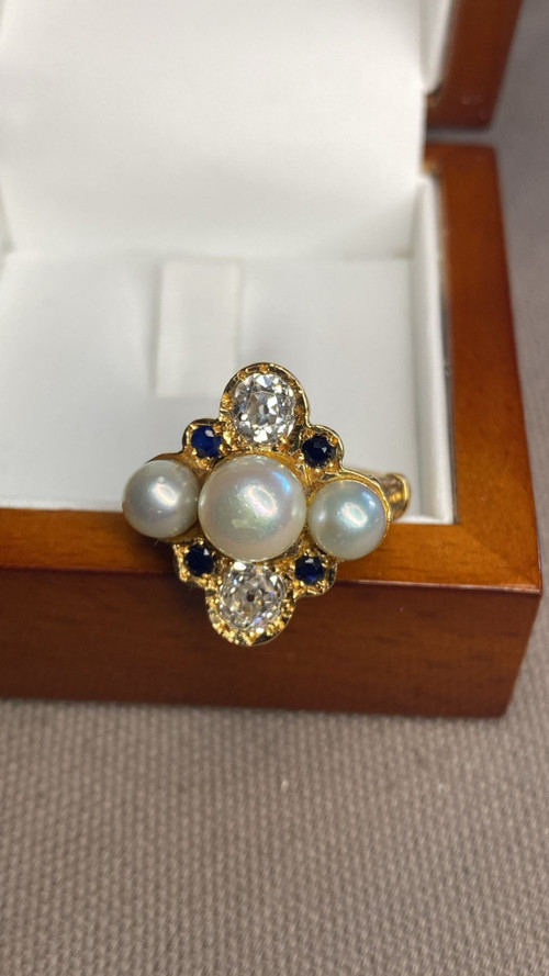 Bague en or jaune 18 carats, diamants, Perles, Sapphires.