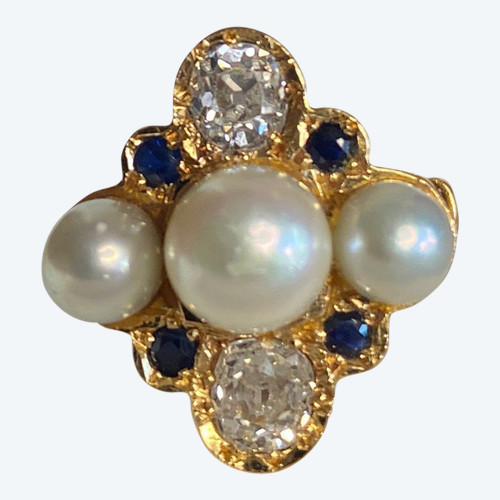 Ring in 18 carat yellow gold, diamonds, pearls, sapphires.