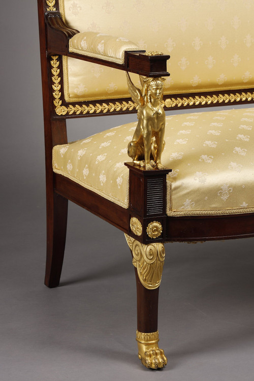 Un majestueux salon de style empire en acajou et bronzes dorés