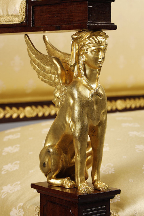 Un majestueux salon de style empire en acajou et bronzes dorés
