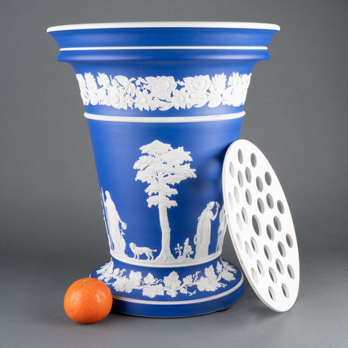 Pique-fleurs en jasperware signé Wedgwood, XIXe siècle 