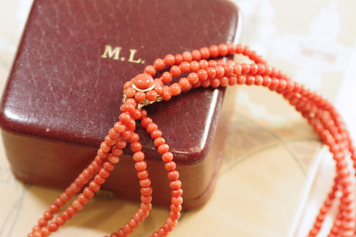 Collier sautoir perles corail multi-rangs avec un fermoir en or 18k, collier de perles, bijou d'été