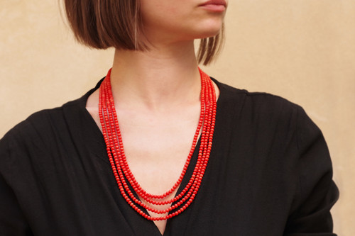 Collier sautoir perles corail multi-rangs avec un fermoir en or 18k, collier de perles, bijou d'été