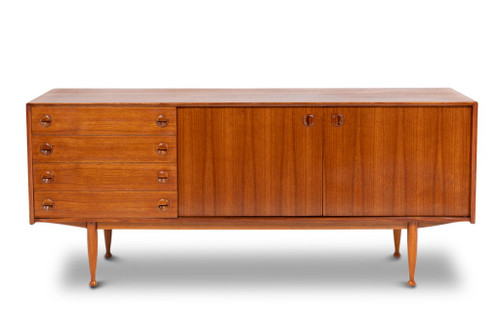 Credenza in teak, con quattro cassetti e due ante. 20 ° secolo.