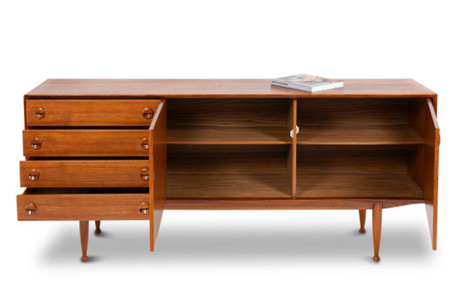 Credenza in teak, con quattro cassetti e due ante. 20 ° secolo.