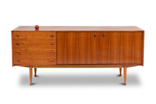 Credenza in teak, con quattro cassetti e due ante. 20 ° secolo.