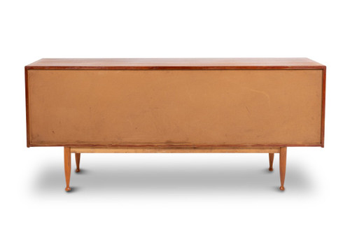 Credenza in teak, con quattro cassetti e due ante. 20 ° secolo.