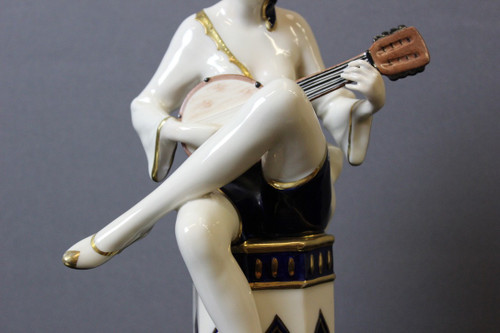Suonatore di mandolino in stile Art Déco in porcellana di Royal Dux