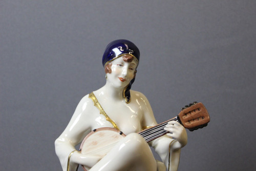 Suonatore di mandolino in stile Art Déco in porcellana di Royal Dux
