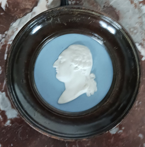 Manifattura di Sèvres per il duca di Doudeauville - Medaglione in biscuit del re Luigi XVI