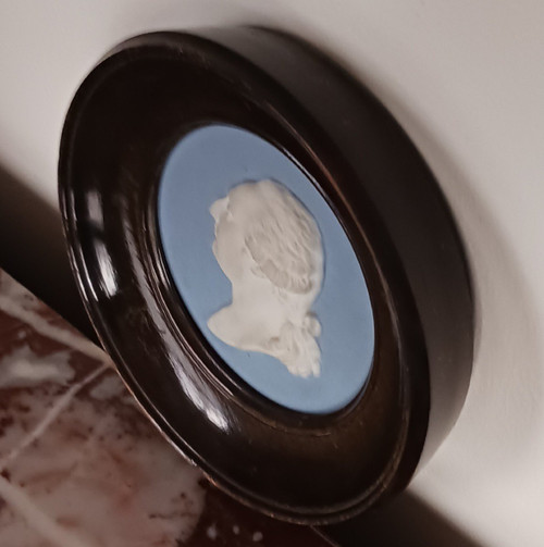 Manifattura di Sèvres per il duca di Doudeauville - Medaglione in biscuit del re Luigi XVI