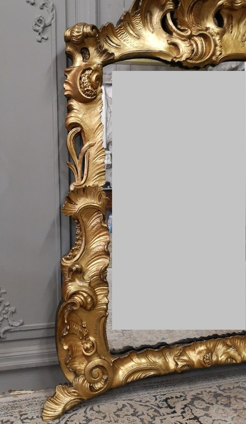 Italienischer Spiegel aus vergoldetem Holz aus der Zeit von Louis XV. Mitte XVIII.