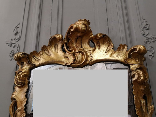 Italienischer Spiegel aus vergoldetem Holz aus der Zeit von Louis XV. Mitte XVIII.