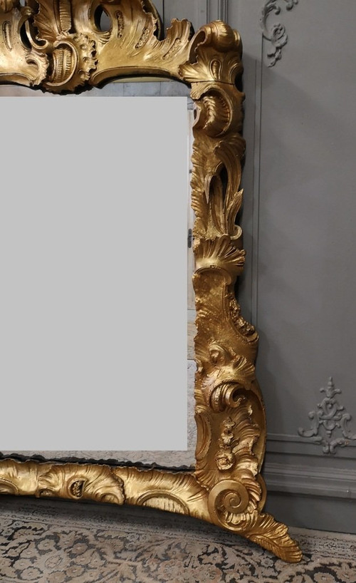 Italienischer Spiegel aus vergoldetem Holz aus der Zeit von Louis XV. Mitte XVIII.