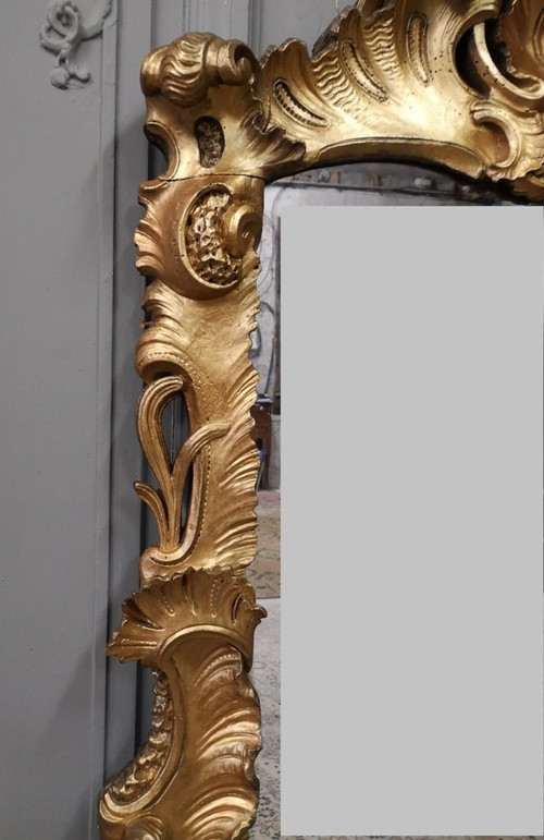 Italienischer Spiegel aus vergoldetem Holz aus der Zeit von Louis XV. Mitte XVIII.