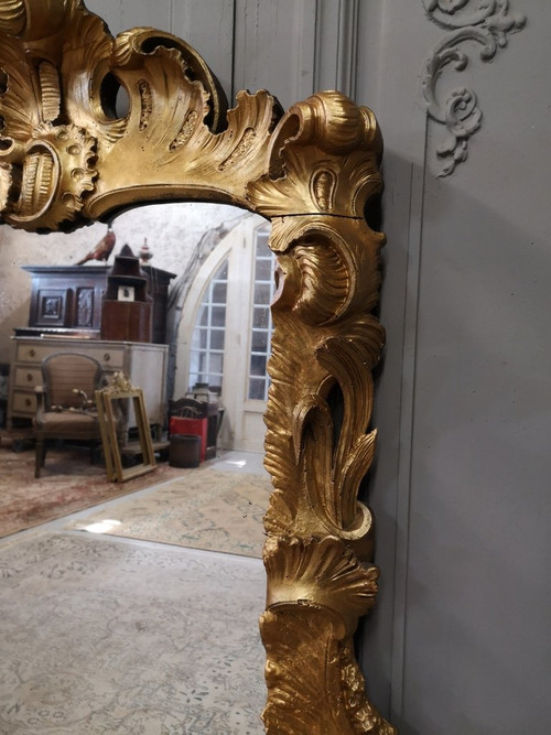 Italienischer Spiegel aus vergoldetem Holz aus der Zeit von Louis XV. Mitte XVIII.