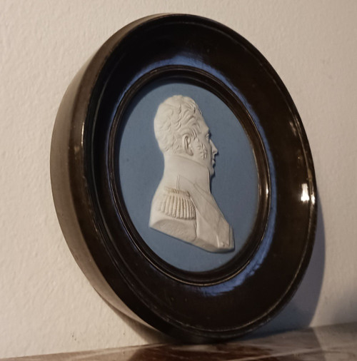 Manufacture de Sèvres pour le duc de Doudeauville - médaillon en biscuit du duc de Berry