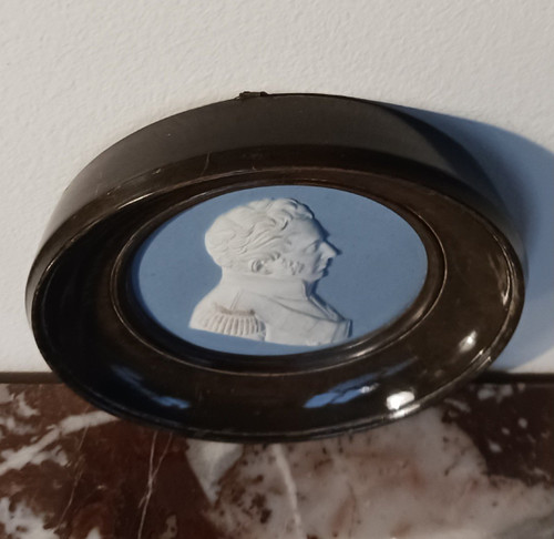 Manufacture de Sèvres pour le duc de Doudeauville - médaillon en biscuit du duc de Berry