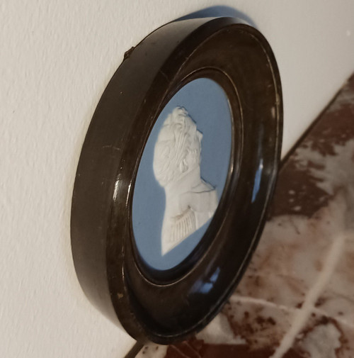 Manufacture de Sèvres pour le duc de Doudeauville - médaillon en biscuit du duc de Berry