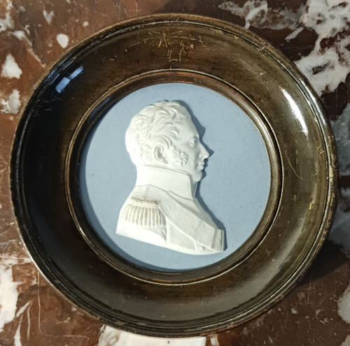 Manufacture de Sèvres pour le duc de Doudeauville - médaillon en biscuit du duc de Berry