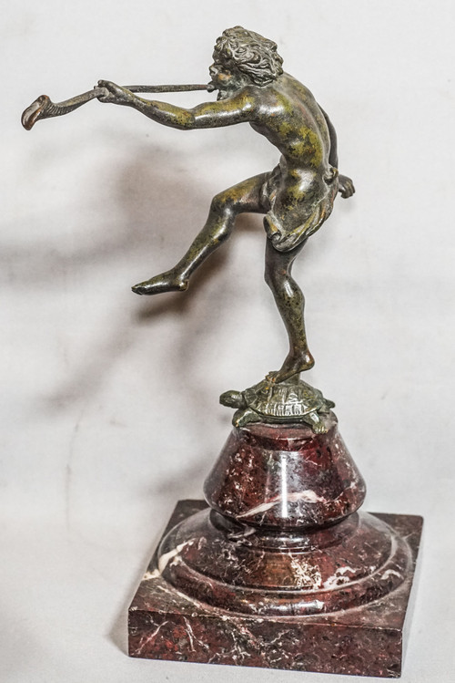 MUSICISTA IN BRONZO DELLA WILDLIFE appoggiato su una tartaruga