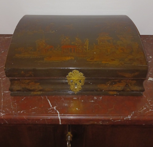 Frankreich, 18. Jahrhundert - Perückenschachtel aus Martinslack mit chinesischem Dekor - Louis XV