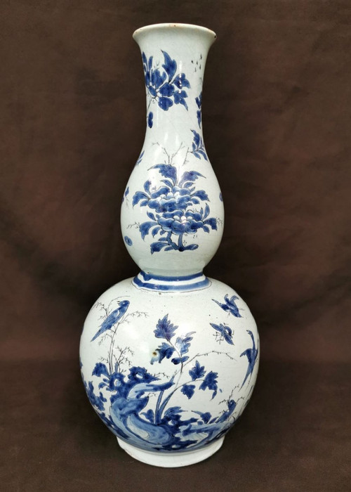 Gourd vase in Nevers earthenware. Last Quarter 17th century