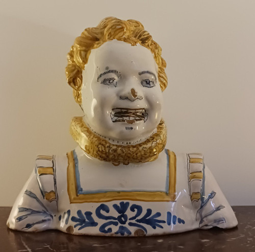 Nevers Louis XIII period - bust of a child with a strawberry - earthenware decorated "a compendiario".