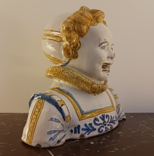 Nevers Louis XIII period - bust of a child with a strawberry - earthenware decorated "a compendiario".