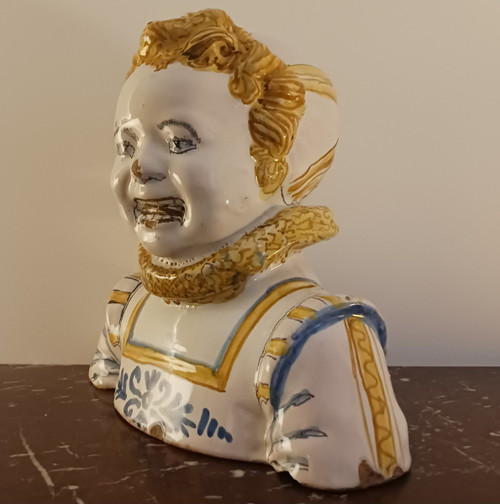 Nevers Louis XIII period - bust of a child with a strawberry - earthenware decorated "a compendiario".