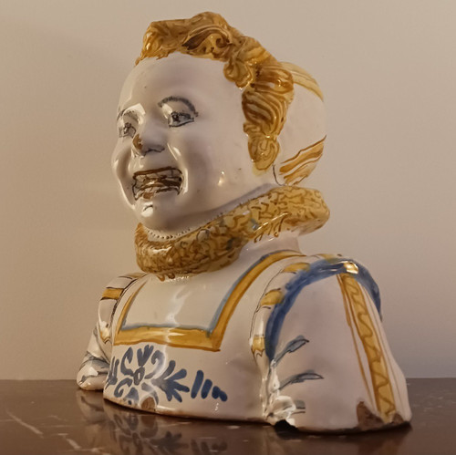 Nevers Louis XIII period - bust of a child with a strawberry - earthenware decorated "a compendiario".