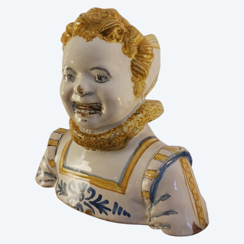 Nevers Louis XIII period - bust of a child with a strawberry - earthenware decorated "a compendiario".