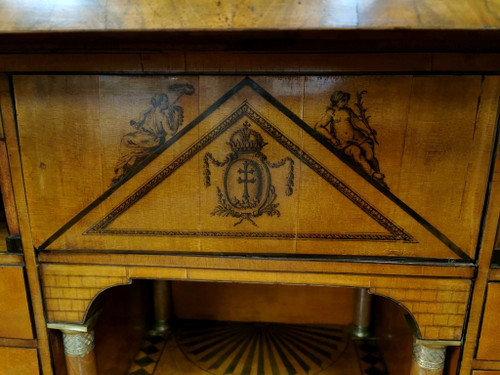 Scrivania Biedermeier di epoca impero con stemma. Inizio del XIX secolo