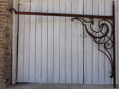 Großer Galgen als Schildhalter Aus Schmiedeeisen. Epoche XVIII.