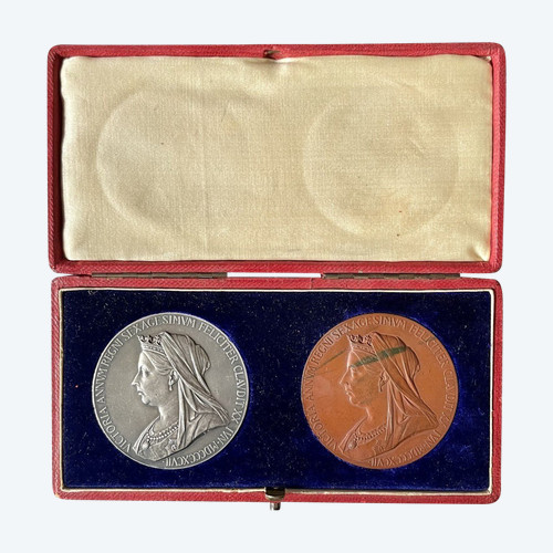Thomas Brock - Pair Of Diamond Jubilee Medals - Queen Victoria - original case