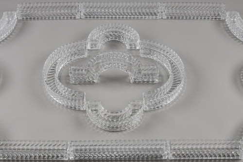 Chemin de table en cristal signé Baccarat composé de 19 éléments
