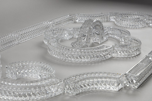 Chemin de table en cristal signé Baccarat composé de 19 éléments