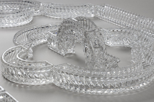 Chemin de table en cristal signé Baccarat composé de 19 éléments